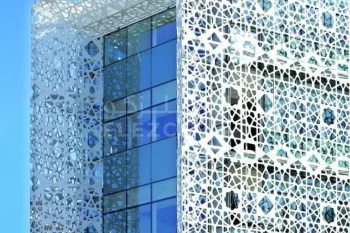 قص الليزر: التقنية الرائدة لتشكيل المعادن في البناء والصناعة والديكور
